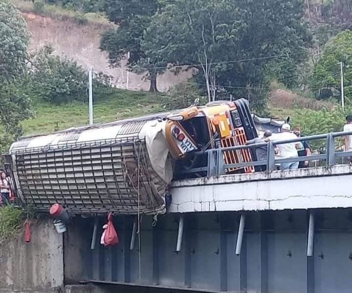 einte fallecidos y al menos 22 lesionados dejó la volcadura de este autobús. LA PRENSA/Redes sociales