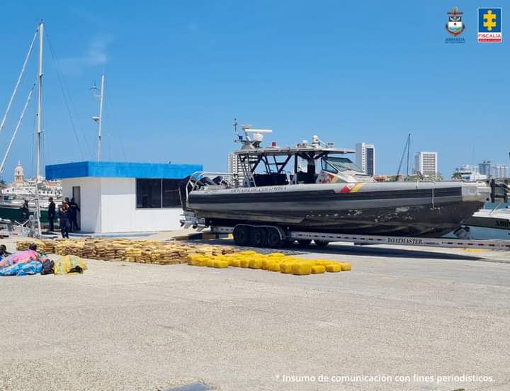 En segundo plano la embarcación en que era transportada la droga incautada a dos nicaragüense y dos costarricenses en Colombia. LA PRENSA/ Fiscalía de Colombia.  