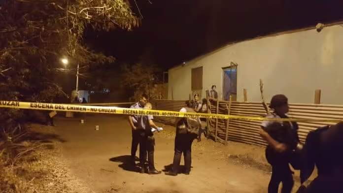 La Policía acordonó la escena del crimen. LA PRENSA/ Radio La Primerísima. 