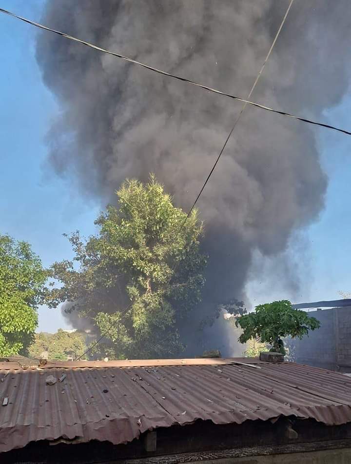 A varios kilómetros de distancia se observaba la columna de humo causada por el incendio. LA PRENSA/ La Primerísima  