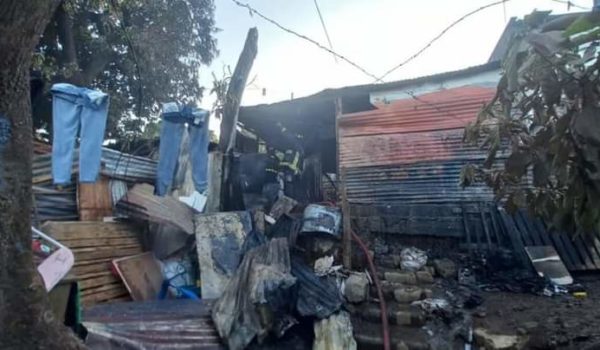 Incendio deja en la calle a familia de ocho niños y ocho adultos en Managua