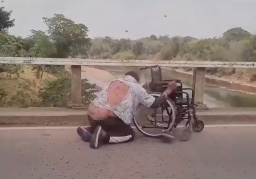 El capitán de los bomberos de Mulukukú rescata al minusválido Jasir Laguna atacado por abejas africanizadas. LA PRENSA/ captura de video/ Redes sociales.
