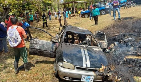 Vehículo toma fuego en accidente en Panamericana Sur