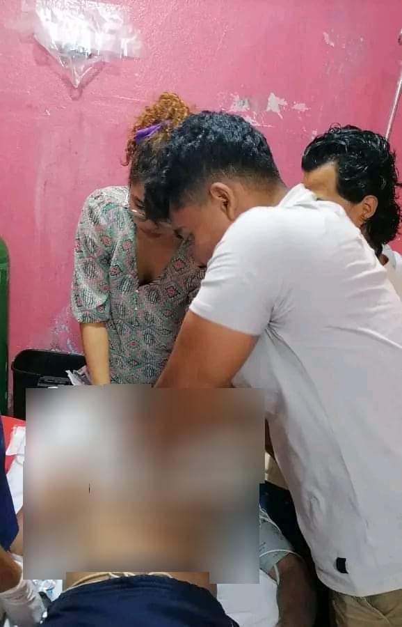 Familiares de Axel Alvarado consternados al recibir su cadáver. LA PRENSA/ Tomada de Radio La Primerísima