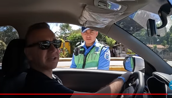 Youtuber venezolano publica nuevo video sobre Nicaragua y narra su encuentro con un agente de tránsito