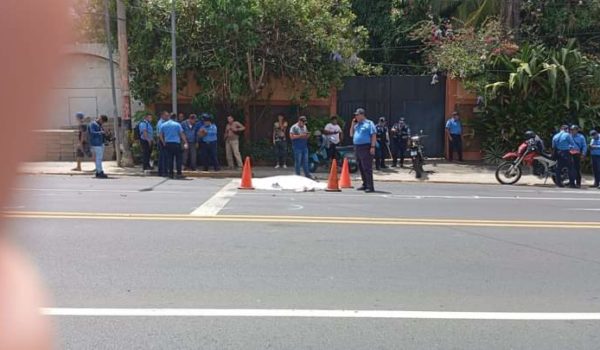 Muere motociclista al estrellarse contra camioneta en Carretera Sur