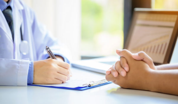 ¿Dónde puede recibir atención médica pública en Miami Dade? 