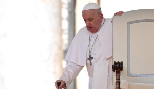 El papa pide hacer «todos los esfuerzos» para negociar el final de las guerras