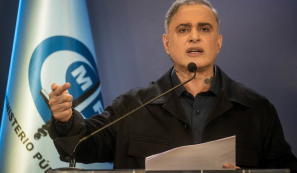 Fiscal venezolano confirma detención de dos opositores por planear el asesinato de Maduro