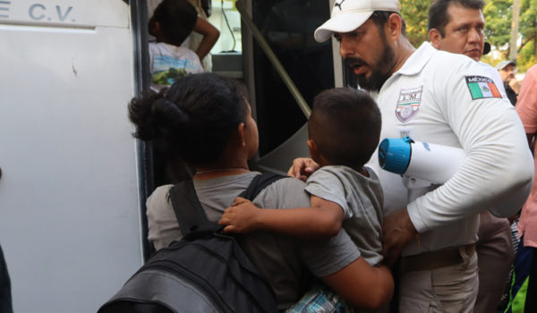 Autoridades rescatan a 221 migrantes, 46 de ellos menores de edad, en el centro de México