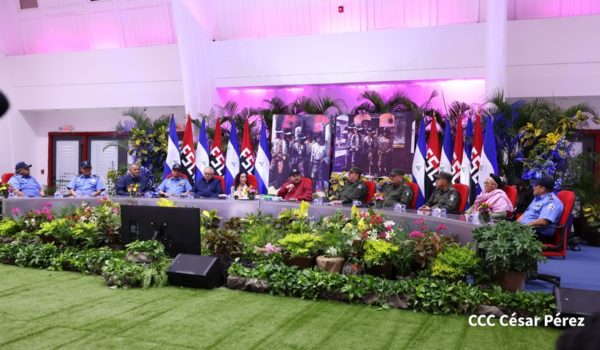 ¿Qué indica la parca actitud de los militares en los actos de Ortega?