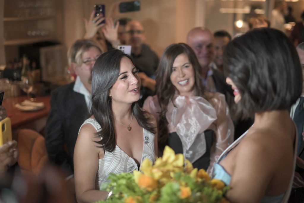 La nicaragüense Maureen Porras recibiendo a Sheynnis Palacios, Miss Universe 2023