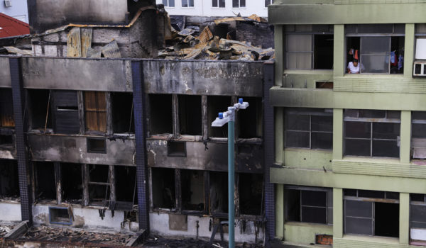 Al menos 10 muertos en incendio de albergue de sintecho en sur de Brasil