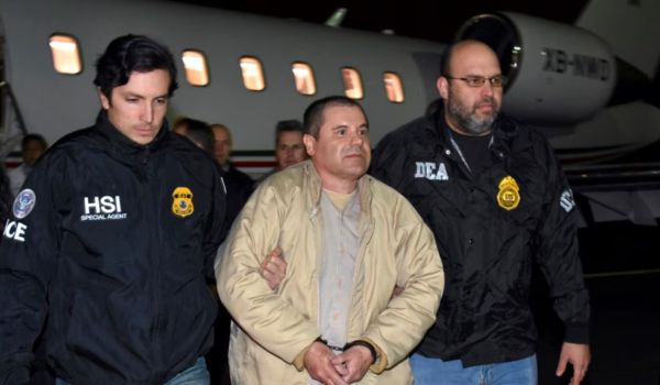 Agentes escoltan a Joaquín "El Chapo" Guzmán a su llegada en avión al aeropuerto MacArthur de Long Island, en Ronkonkoma, Nueva York, el 19 de enero de 2017. LA PRENSA/ARCHIVO