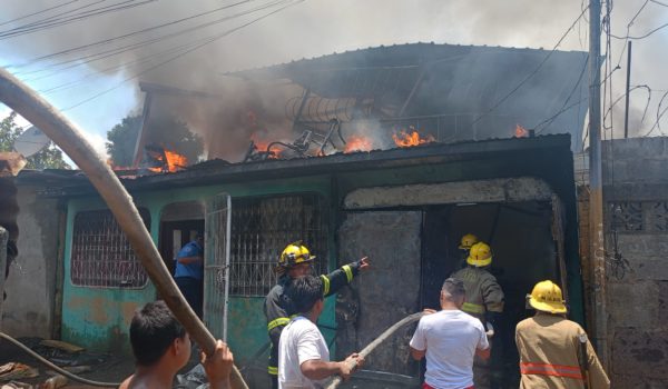 Incendio arrasa con dos casas y daña otras dos en Managua