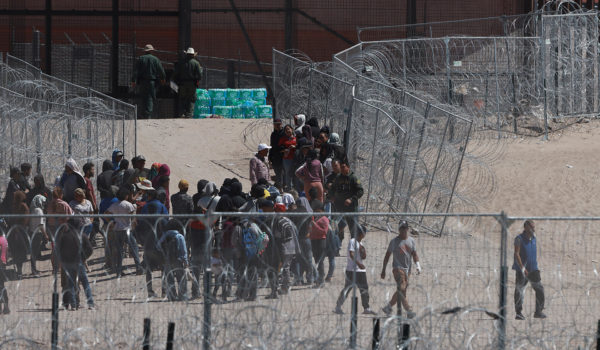 Unos 400 migrantes cruzan por la fuerza a Estados Unidos desde Ciudad Juárez