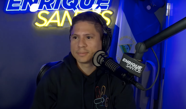 El nicaragüense Julio Ramirez es el productor del programa de Enrique Santos en Miami. Foto: Captura de pantalla