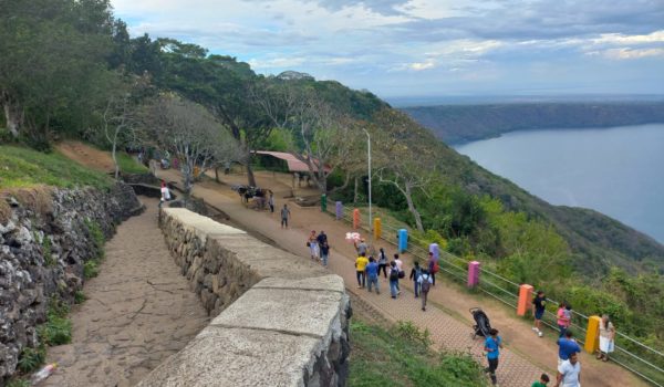 Hipnotizados por la imagen tranquila del manto de agua del Mirador de Catarina