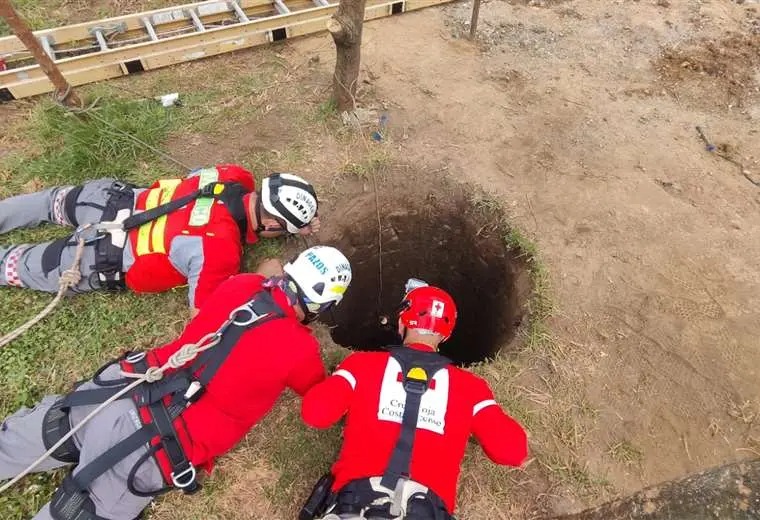 Rescatistas de la Cruz Roja costarricense extrajeron el cuerpo de María Rafaela Mora Cerda. Foto: Teletica