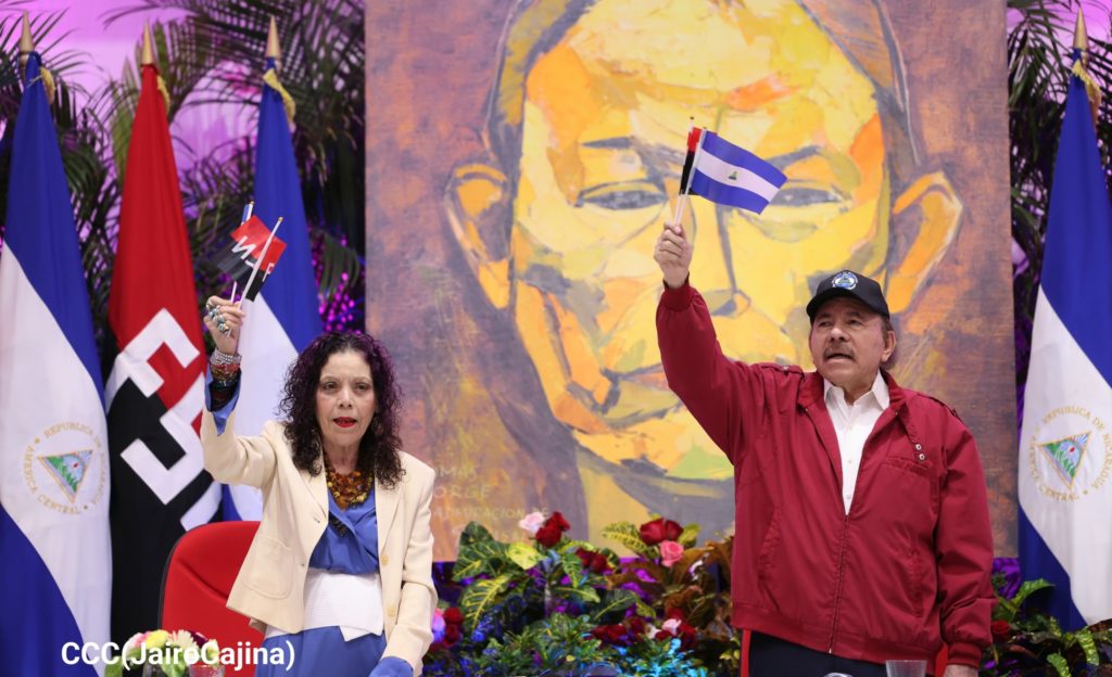 Los dictadores Daniel Ortega y su esposa, Rosario Murillo, este martes 30 de abril en el acto por el décimo segundo aniversario de la muerte de Tomas Borge, fundador del partido gobernante Frente Sandinista de Liberación Nacional (FSLN). Foto: El 19 Digital
