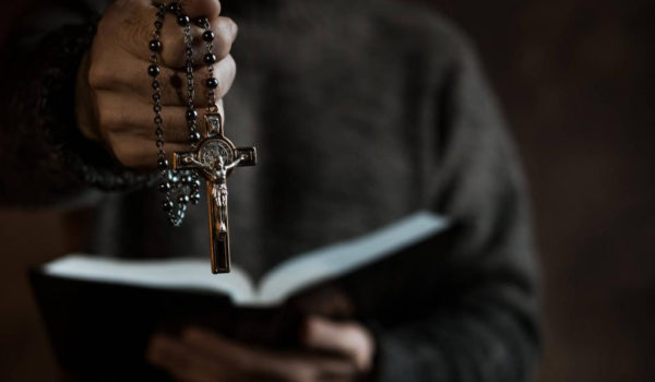 Saña y temor contra los exorcistas: la oscura persecución de la dictadura