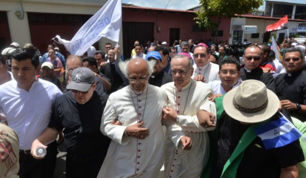Miembros de la Conferencia Episcopal de Nicaragua junto a sacerdotes y el nuncio apostólico Waldemar Stanislaw Sommertag llegan a la basílica menor de la ciudad de Diriamba donde fueron atacados por turbas orteguistas y paramilitares que agredieron y robaron también a periodistas independientes