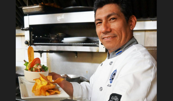 La historia del nicaragüense que fundó un restaurante nica hace 19 años en Toronto