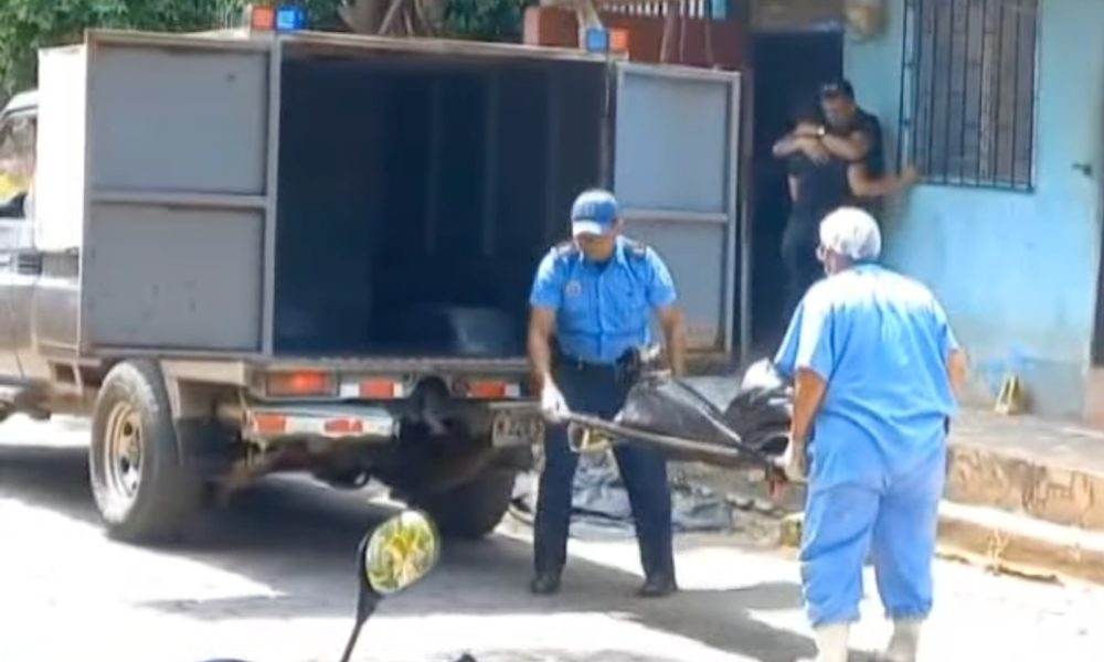 El cadáver de Daysi Moya es retirado de su casa. LA PREENSA/ Captura de pantalla Acción 10