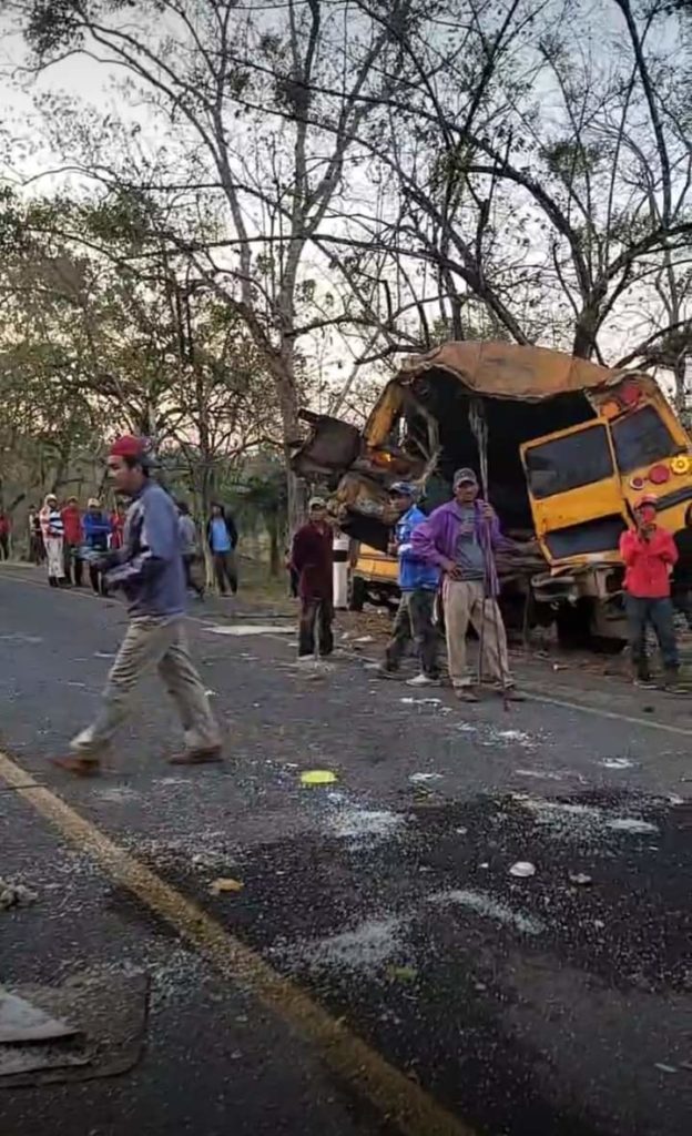 Parcialmente destruidios quedo el bus de la empresa.,. impacvtado por otro autobuse en la carretera San Miguelito. San Carlos. LA PRENSA/ Rdes sociales.