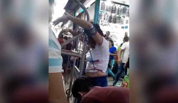 Presunta «ganchera» es atada de pies y manos por comerciantes del mercado Oriental