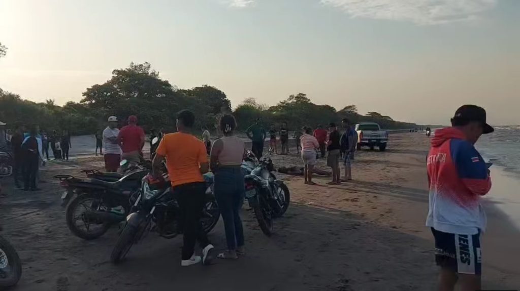 La mañana del lunes se reanudó la búsqueda de los cuerpos-- de-- LA PRENSA/ Captura de video/ Steven Estrada Fuentes.