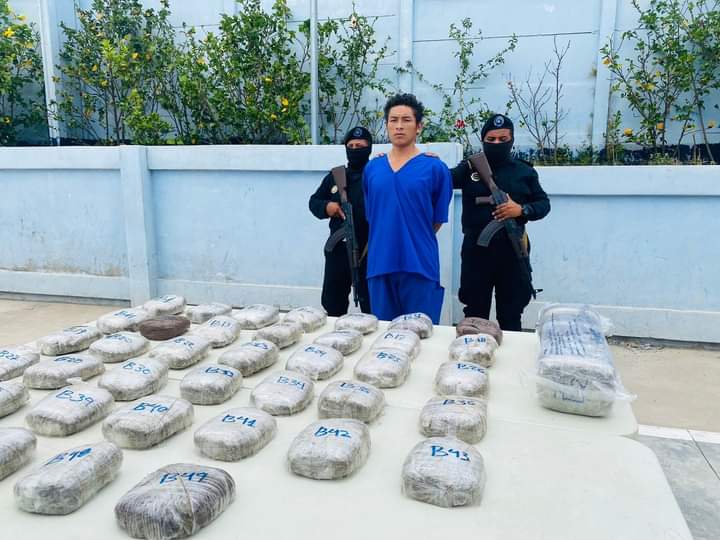 Henyel Boanerges González, de 27 años capturado transportando  más de 51 libras de marihuana . LA PRENSA/ Policía.