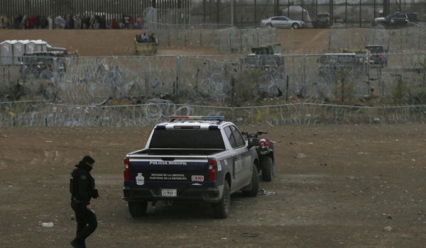 El jefe de Migración de México encabeza operativo sorpresa en frontera con EEUU