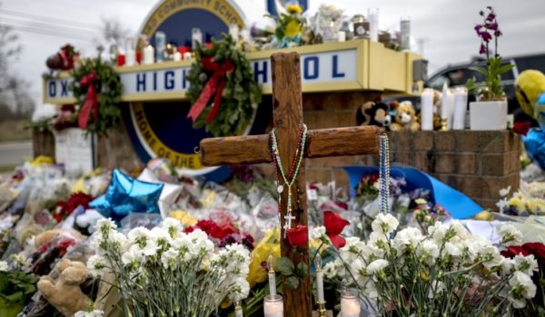 Condenan a hasta 15 años por homicidio involuntario a padres de menor en EE.UU. por tiroteo