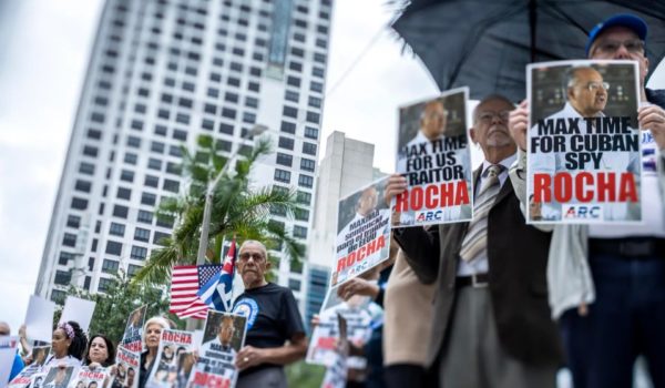 Exilio cubano en Miami pide una sentencia máxima para exembajador de EE.UU. Víctor Rocha