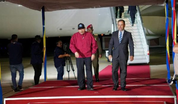 Daniel Ortega viaja a Venezuela