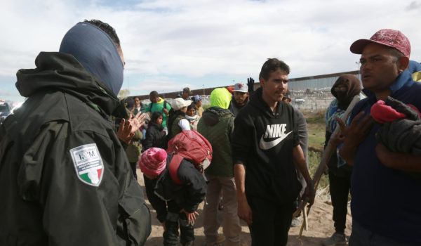 Trifulca entre migrantes y agentes en la frontera entre México y Estados Unidos