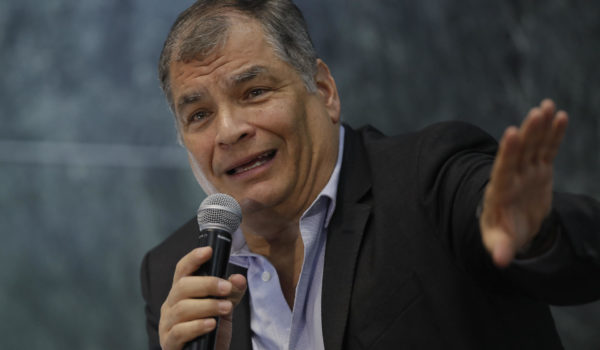 Ministra de Ecuador denuncia por traición a la patria al expresidente Rafael Correa