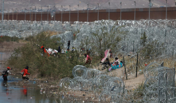 Migrantes en México denuncian que Texas coloca una nueva barricada para impedirles acampar