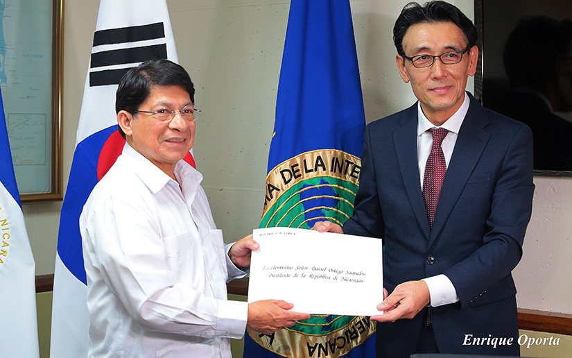 El Canciller de Nicaragua Denis Moncada recibe en 2018 las Copias de Estilo del embajador de Corea de Sur, Young-sam Choi, que lo acreditan como el representante diplomático de su país. Foto de El 19 Digital