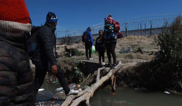 Zozobra entre los migrantes en la frontera de México ante el futuro de la Ley SB4 de Texas