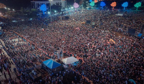 Misioneros de Puerta de la Montaña culpables… de llenar la Plaza de la Fe