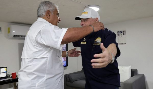 José Raúl Mulino llegó a abrazar a Ricardo Martinelli a la Embajada de Nicaragua después de votar