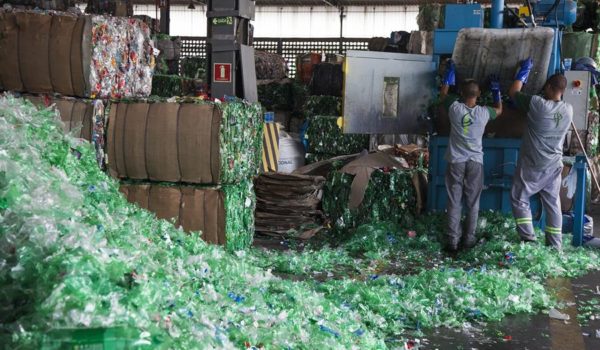 Coca-Cola se compromete a reciclar el 100 % de sus envases en Latinoamérica para 2030