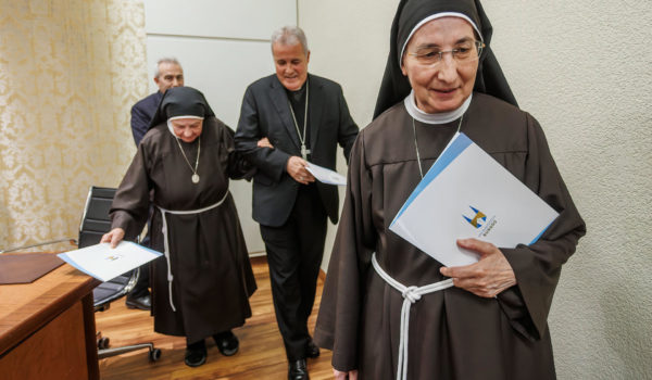 El falso obispo sigue con las clarisas y ve «ilegal» la toma de control de los conventos