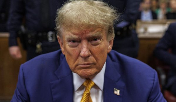 La actriz porno Stormy Daniels sube al estrado en el juicio penal contra Donald Trump