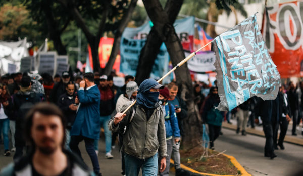 Organizaciones marchan cerca de la residencia de Milei para reclamar asistencia social