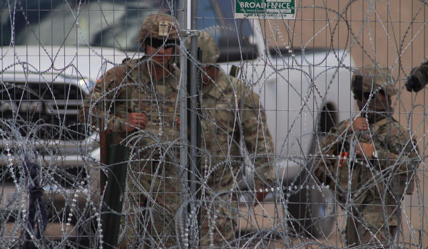 Migrantes en frontera de México acusan a guardias texanos de disparar balas de goma y gas