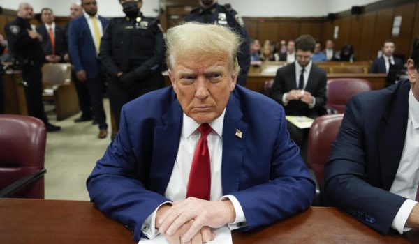 Juez dice a Trump que considera posibilidad de encarcelarlo por desacato de orden mordaza