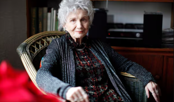 La escritora canadiense Alice Munro, nobel de Literatura en 2013, fallece a los 92 años